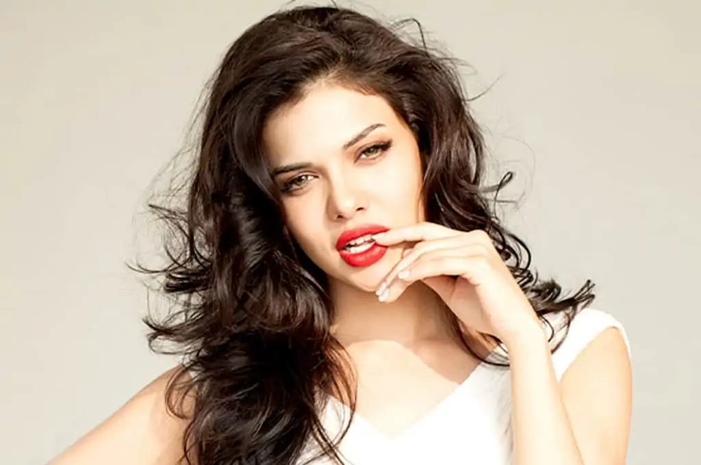 The 6 Things Guys Need To Know About Meeting a Latina Online