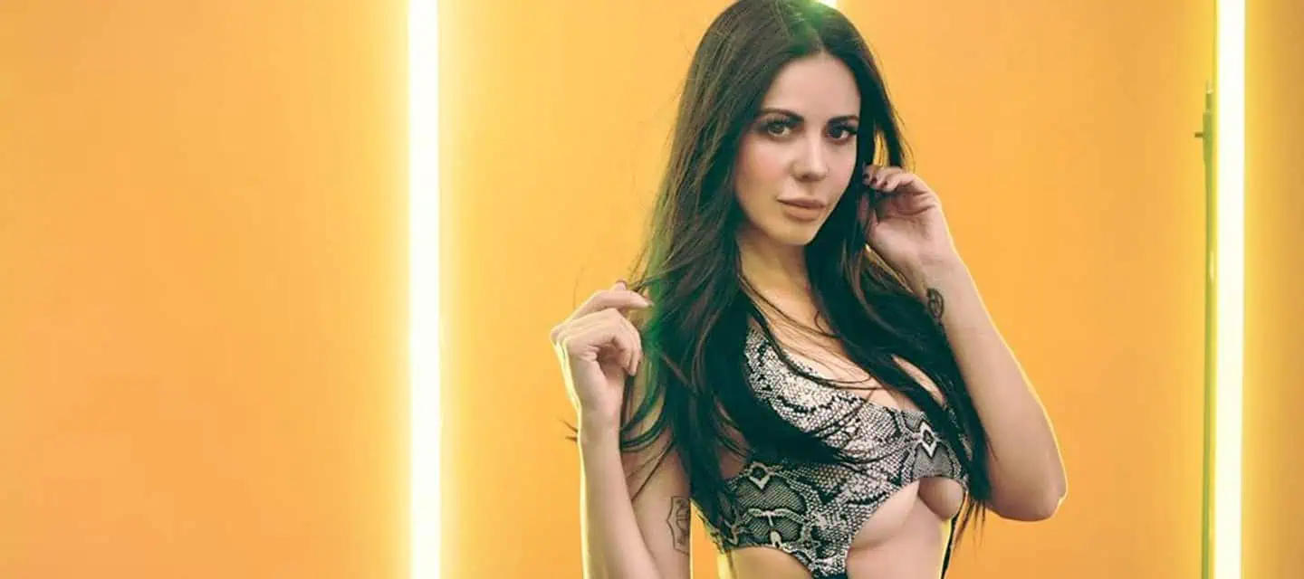 The 6 Things Guys Need To Know About Meeting a Latina Online